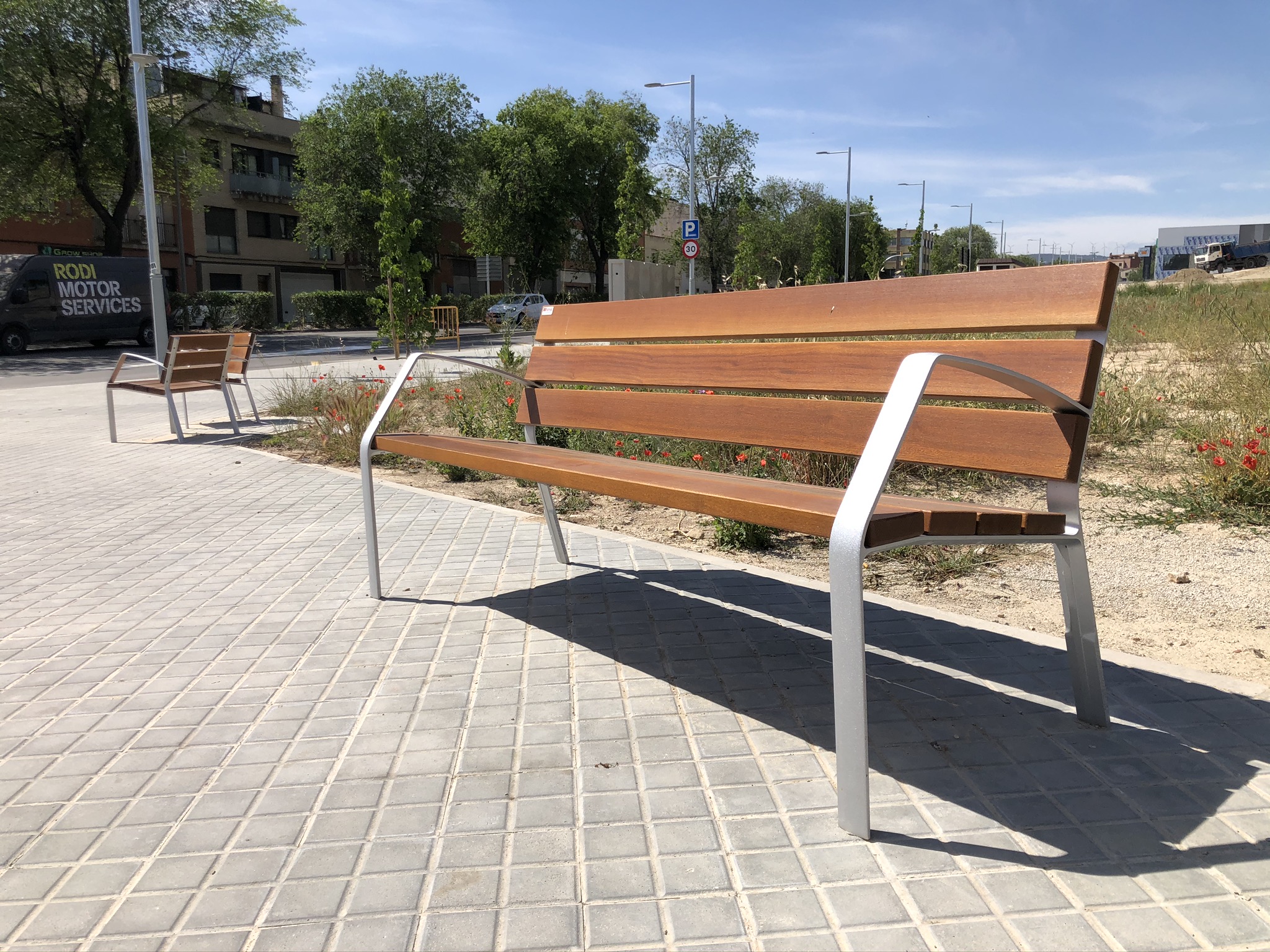 Klupa MODO10 od aluminija i tropskog drva - Slika 2